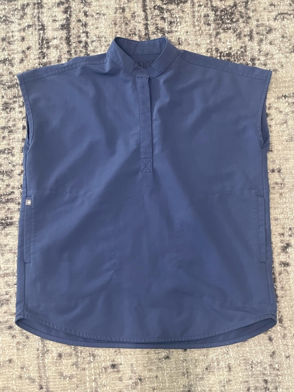 Figs oversized Rafaela scrub top XXS in Big Sky.